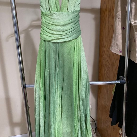 Beautiful green gress - Picture 2 of 4